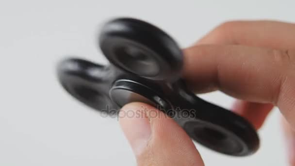 Gros plan spinner ou violon jouet à main tournant sur la main mans 