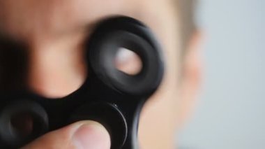 El üzerinde dönen değer değişimi veya Kıpırdanmayı el oyuncak yakından mans