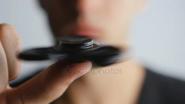 Topluca spinner ile oynayan adam. Topluca spinner bildirildi rahatlatır stres bir oyuncak ve yardımcı kişi ekle dikkat eksikliği bozukluğu ile daha fazla yoğunlaşması ve daha iyi çalışma.