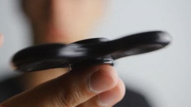 Topluca spinner ile oynayan adam. Topluca spinner bildirildi rahatlatır stres bir oyuncak ve yardımcı kişi ekle dikkat eksikliği bozukluğu ile daha fazla yoğunlaşması ve daha iyi çalışma.