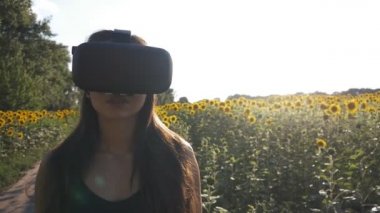Genç kadın başa takılı ekran açık kullanır. Akıllı telefonlar için VR-kask kullanarak oyun oyun.