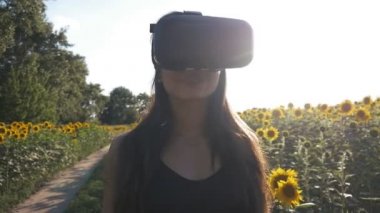 Genç kadın başa takılı ekran açık kullanır. Akıllı telefonlar için VR-kask kullanarak oyun oyun.