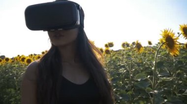 Genç kadın başa takılı ekran açık kullanır. Akıllı telefonlar için VR-kask kullanarak oyun oyun.