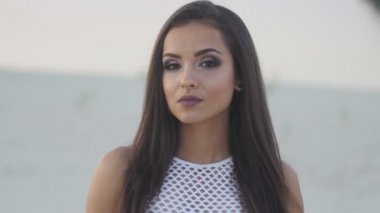Makyaj yazın açık olan güzel bir kadın portresi