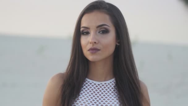 Портрет красивой молодой женщины с макияжем летом на открытом воздухе — стоковое видео