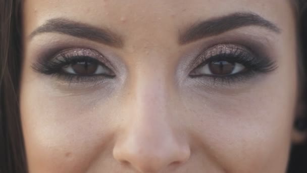Close-up of womans brown eyes. — Stock Video