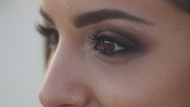 Gros plan sur les yeux marron des femmes .