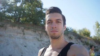 Yaz aylarında sahilde selfie yapan genç erkek