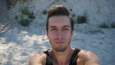 Yaz aylarında sahilde selfie yapan genç erkek