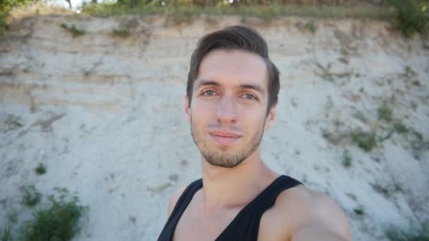 Jeune homme faisant selfie sur la plage en été — Video