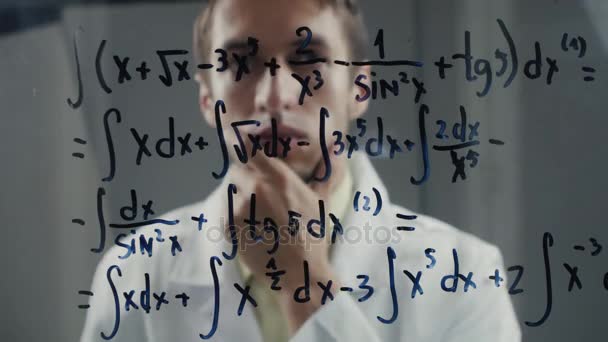 Professzor a tudós úgy gondolja, mint a szerves egyenlet megoldása. A matematikus megoldja a problémát. — Stock videók