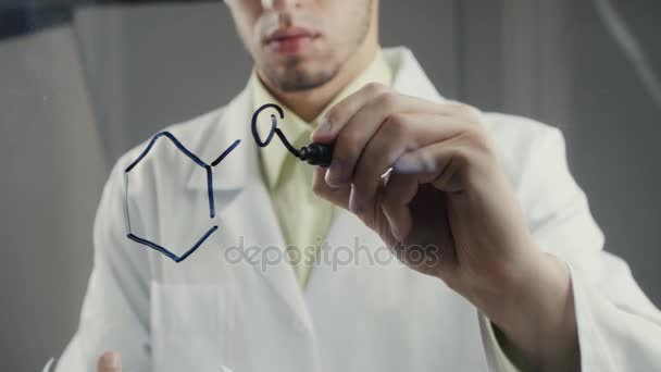 Man Scientist está desenhando fórmulas químicas orgânicas em vidro — Vídeo de Stock