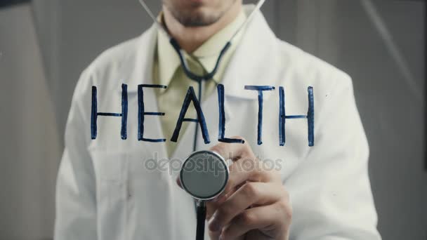Konzept des Arztes überprüft den Gesundheitszustand. Prävention der öffentlichen Gesundheit. die Inschrift auf dem Glas lautet "Gesundheit" und der Arzt mit Stethoskop — Stockvideo