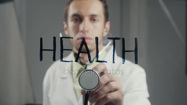 医者の概念は、健康状態をチェックします。公衆衛生の防止。ガラスに刻まれた文字は「健康」と聴診器で医師 — ストック動画