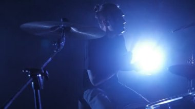 Baterist ile sahnede konser rock bant. Müzik video punk, ağır metal veya rock grubu. Yavaş hareket saz