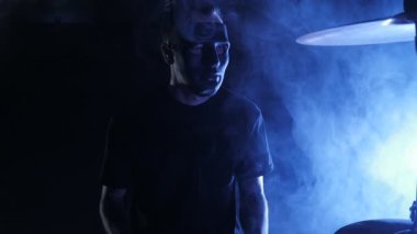 Baterist ile sahnede konser rock bant. Müzik video punk, ağır metal veya rock grubu. Yavaş hareket saz