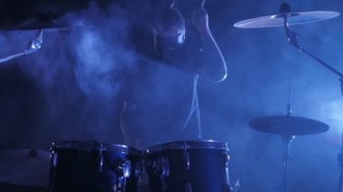 Maskeli erkek baterist ile epik görüntüleri ağır çekimde ayarla davul üzerinde duman oynayarak çevrilidir. Rock, punk, heavy metal grubu müzik video.