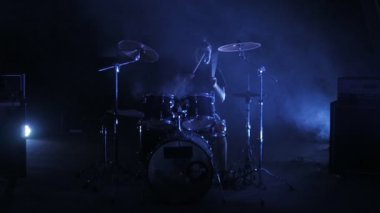 Baterist ile sahnede konser rock bant. Müzik video punk, ağır metal veya rock grubu. Yavaş hareket saz