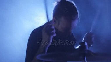 Baterist ile sahnede konser rock bant. Müzik video punk, ağır metal veya rock grubu. Yavaş hareket saz