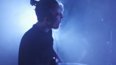 Baterist ile sahnede konser rock bant. Müzik video punk, ağır metal veya rock grubu. Yavaş hareket saz