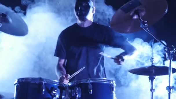 A banda de rock se apresentando no palco com o baterista. Videoclipe punk, heavy metal ou rock group. Instrumento de câmera lenta tocando — Vídeo de Stock