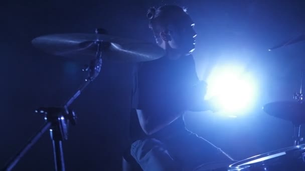 Concert rock groupe se produisant sur scène avec le batteur. Clip punk, heavy metal ou groupe de rock. Jeu d'instruments à mouvement lent — Video