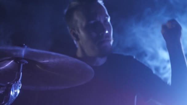 A banda de rock se apresentando no palco com o baterista. Videoclipe punk, heavy metal ou rock group. Instrumento de câmera lenta tocando — Vídeo de Stock