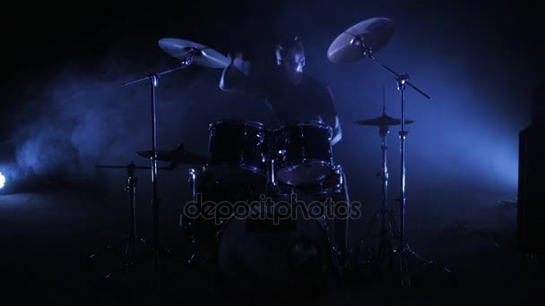 Dynamické záběry s mužského bubeník hraje na bicí soupravu. A střílel z hudební video z rock, heavy metal, pop punková kapela. — Stock video