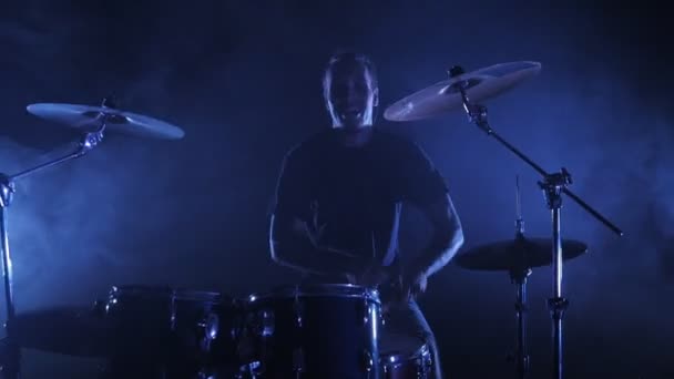 Um clipe musical que o baterista toca ativamente na bateria. Moldura no steadicam. Uma foto de um videoclipe de rock, pop, heavy metal, punk band . — Vídeo de Stock