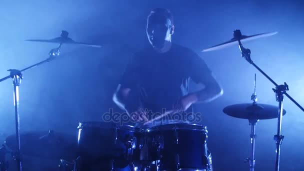 Концертная рок-группа выступает на сцене с барабанщиком в маске. Клип-панк, хэви-метал или рок-группа . — стоковое видео