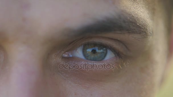 Närbild av ett öga av en ung man utomhus — Stockvideo