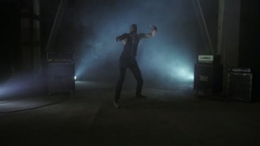 Bir rock grubu ve acımasız bir şarkıcı bir mikrofona doğru söylüyor. Müzik video punk, rock, hardcore, heavy metal grubu. Steadicam üzerinde ateş