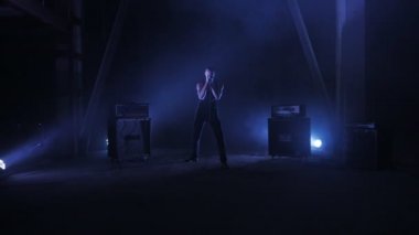 Bir rock grubunun acımasız bir vokalist bir mikrofona doğru söylüyor. Müzik video punk, rock, hardcore, heavy metal grubu. Steadicam üzerinde ateş