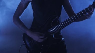 Gitarist Rock'çı, Sahne Alanı'nda elektrik gitar çalıyor. Performans müzik video rock, punk, heavy metal grubu.