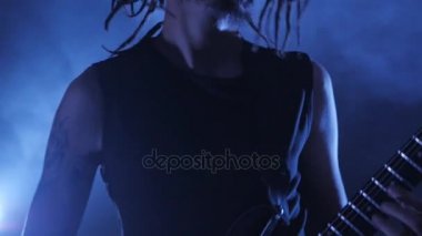 Gitarist rocker Sahne Alanı'nda elektro gitar çalmak dreadlocks ile. Performans müzik video rock, punk, heavy metal grubu.