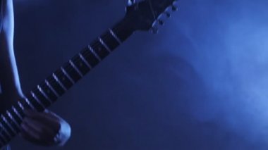 Gitarist rocker Sahne Alanı'nda elektro gitar çalmak dreadlocks ile. Performans müzik video rock, punk, heavy metal grubu.