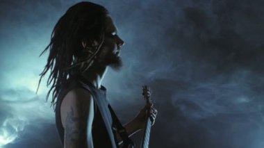 Gitarist rocker Sahne Alanı'nda elektro gitar çalmak dreadlocks ile. Performans müzik video rock, punk, heavy metal grubu yavaş hareket.