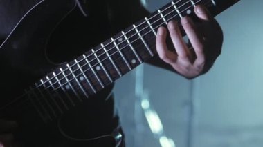 Sahne Alanı'nda elektro gitar çalmak gitarist kapatın. Performans müzik video rock, punk, heavy metal grubu.