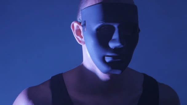 Безумный ужас в маске человека в темноте — стоковое видео