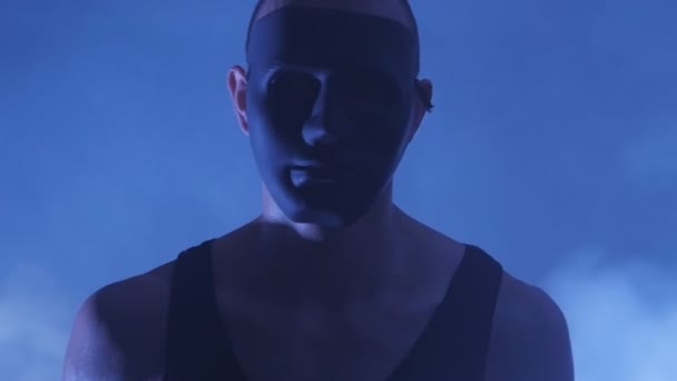 Šílená hrůzou maskovaný muž ve tmě — Stock video