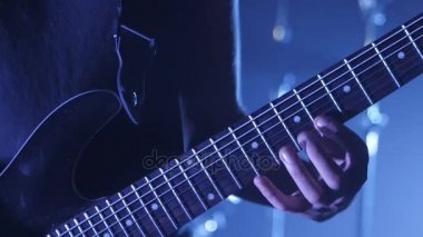 Sahne Alanı'nda elektro gitar çalmak gitarist kapatın. Performans müzik video rock, punk, heavy metal grubu.