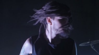adam kafasını sallayarak dreadlocks ile. Ağır çekimde dreads döndürmek