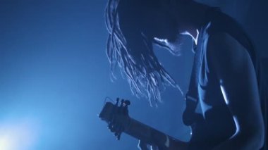 Gitarist rocker Sahne Alanı'nda elektro gitar çalmak dreadlocks ile. Performans müzik video rock, punk, heavy metal grubu yavaş hareket.