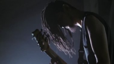 Gitarist rocker Sahne Alanı'nda elektro gitar çalmak dreadlocks ile. Performans müzik video rock, punk, heavy metal grubu yavaş hareket.