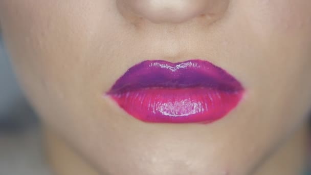 ファッションモデルの美しい女性の唇のクローズ アップ。プロのメイク. — ストック動画