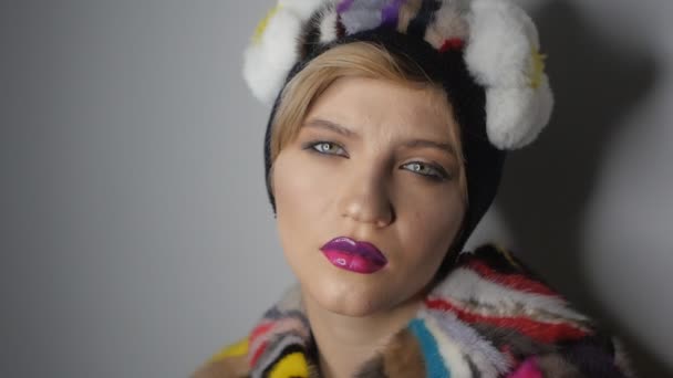 特写的时装模特戴着帽子的专业化妆工作室在脸。粉红色的嘴唇的女孩. — 图库视频影像