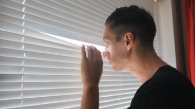 Paranoyak adam, gazeteci veya Dedektif, güneşlikler saatler