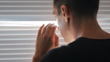 Paranoyak adam, gazeteci veya Dedektif, güneşlikler saatler