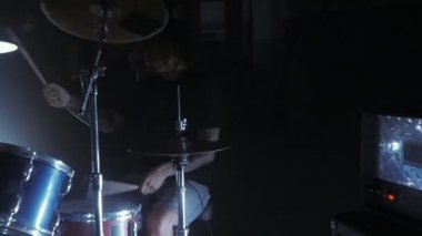 Konser rock grubu solisti, gitarist ve baterist ile sahnede performans. Müzik video punk, ağır metal veya rock grubu.