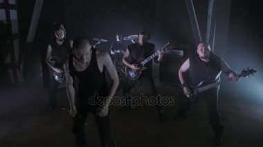 Konser rock grubu solisti, gitarist ve baterist ile sahnede performans. Müzik video punk, ağır metal veya rock grubu.